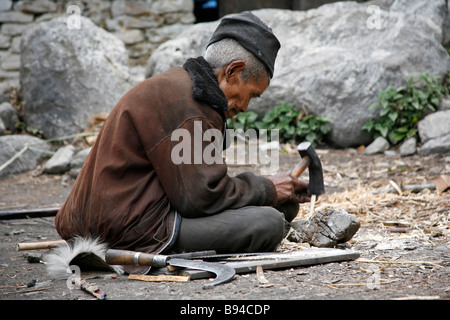 Annapurna-Nepal 20. März 2008 Greis Reparatur seiner landwirtschaftlichen Geräten im Dorf Stockfoto