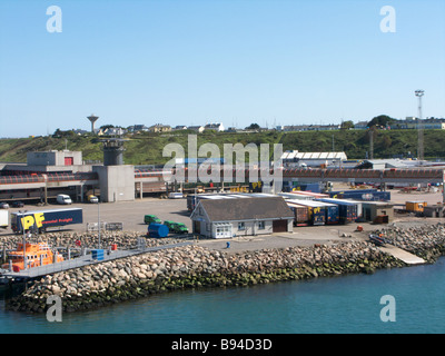 Der Fähre Hafen von Rosslare Wexford Ireland mit dem irischen Rettungsboot vertäut im Vordergrund Stockfoto