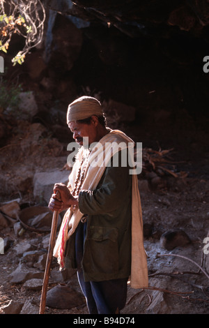 Ein blinder Priester der Kirche am Atbara Medhane Alem Äthiopien Stockfoto