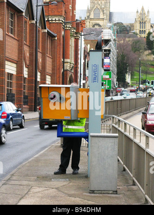 Blitzerwarnung, Warnschild, Aktion, Gatso, Bus Lane Kameras, Rotlichtkameras, Gelbe Anschlussdose, Durchschnittsgeschwindigkeit, Truvelo, Gatso, Intelligente Autobahnen. Stockfoto