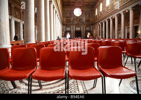 Zeile der roten Plastikstühle in der Kirche von Saint Mary großen Santa Maria Maggiore Rom Stockfoto