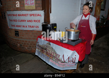 Verkauf von Thai rot curry und Reis auf dem Weihnachtsmarkt Lincoln, Lincolnshire, England. Stockfoto