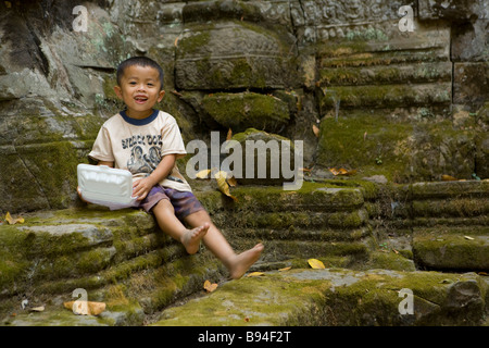 Kambodschanische junge hat Abendessen am Eingang von Preah Kahn Angkor Wat Komplex Kambodscha Stockfoto