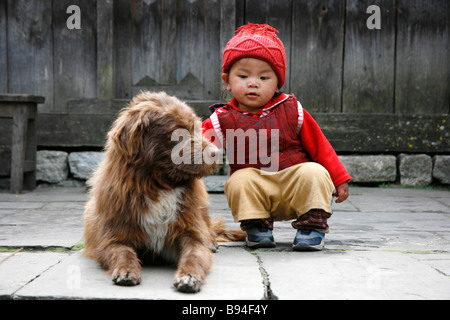 Annapurna-Nepal 20. März 2008 baby junge mit ihrem Hund in ihrem Dorf auf dem trek Stockfoto