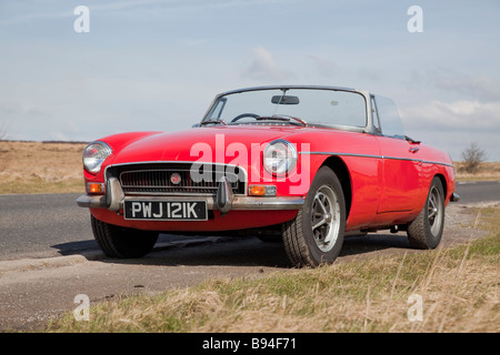 MGB Roadster Sportwagen in Rot mit der Haube unten, 1972 Modell Stockfoto