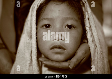 Annapurna-Nepal 19. März 2008 Porträt des jungen Gurung Mädchen mit Mutter halten Kinn in Trekker Logdge auf die Himalaya-Schaltung Stockfoto