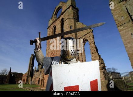 Schauspieler verkleidet als Gilbert De La Hay auf die berühmtesten und historisch wichtigsten Ruinen von Arbroath Abbey in Schottland, Großbritannien Stockfoto