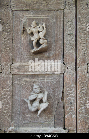 Geschnitzt aus Teakholz Figuren der buddhistischen Mythologie schmücken Türen Wände und Dächer Kloster Shwe In Bin Kyaung Mandalay Myanmar My Stockfoto