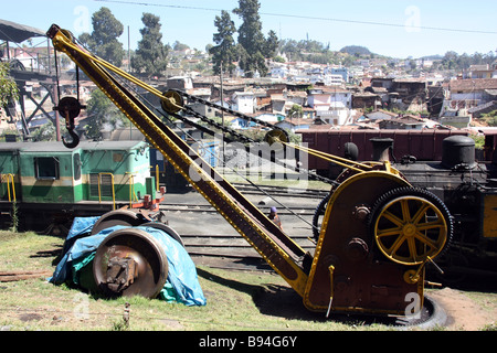 Dampfbetriebene Lokomotive unter Reparatur bei Connor (coonoor) Station, Indien Stockfoto