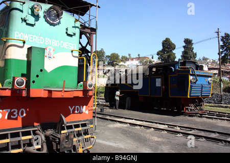 Die Schmalspurlokomotive Bio Diesel und ihr dampfbetriebener Vorgänger in der Connor Station India Stockfoto