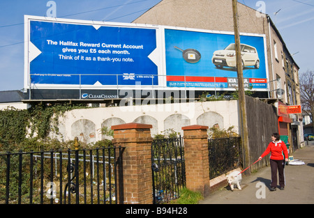Werbetafeln für Halifax Bank und Kia Car Company in Newport South Wales UK Stockfoto