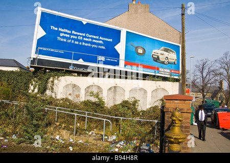 Werbetafeln für Halifax Bank und Kia Car Company in Newport South Wales UK Stockfoto