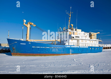 Canadian Coast Guard Forschungsschiff, das Namao, im Winter Eis auf Gimli Hafen und Lake Winnipeg, Manitoba, Kanada Stockfoto