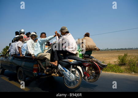 Männer und Motorräder Pack auf einem LKW fahren auf dem Weg von Phnom Penh nach Kompong Chhang Stockfoto