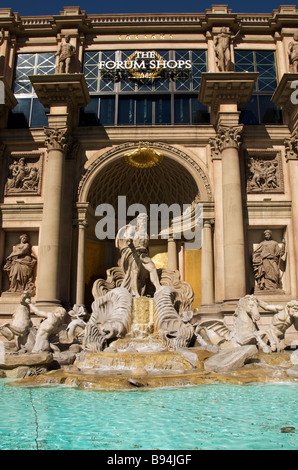 Nachbildung der Trevi-Brunnen Fassade Forum Shops im Caesars Palace The Strip Las Vegas Nevada USA Stockfoto