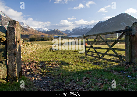 Ein Blick nach unten in Richtung Crummock Wasser und Rannerdale Knott durch ein Tor am Foulsyke Cumbria zu den entfernten schneebedeckten Fjälls Stockfoto