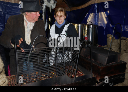 Verkauf von gebratenen Kastanien auf dem Lincoln-Weihnachtsmarkt. Stockfoto