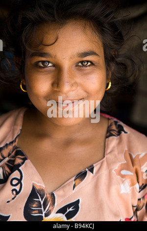 Porträt eines indischen Teenager Mädchen lebt in einem Armenviertel / Elendsviertel. Surat, Gujarat. Indien. Stockfoto