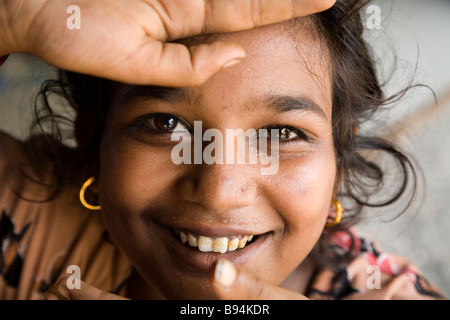 Indische Mädchen lebt in einem Armenviertel / Elendsviertel lächelnd in die Kamera. Surat, Gujarat. Indien. Stockfoto