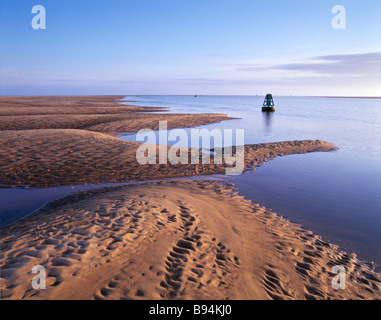 Sandbank, Boje und Meer Wells nächsten The Sea auf der Küste von North Norfolk UK Stockfoto