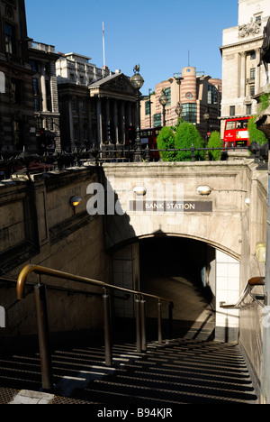 Eingang zum U-Bahnhof Bank, London, England. Stockfoto