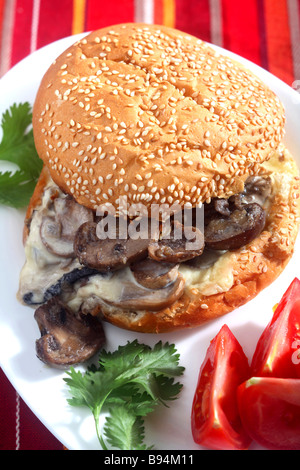 Eine vegetarische Burger mit Pilzen und Käse und garniert mit Tomaten Stockfoto