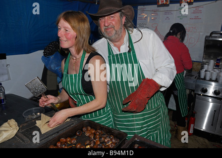 Verkauf von gebratenen Kastanien auf dem Lincoln-Weihnachtsmarkt. Stockfoto