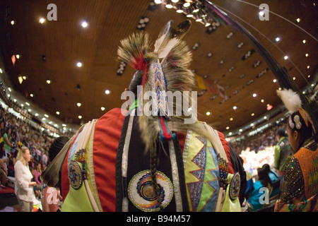 Rückseite der Stammesführer bei Indianischen Pow Wow, Gathering of Nations, Tänzerin Stockfoto