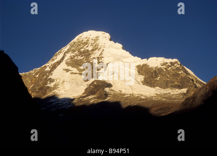 Mt Artesonraju im Morgengrauen, von Taullipampa auf Llanganuco - Santa Cruz Circuit, Cordillera Blanca, Peru Stockfoto