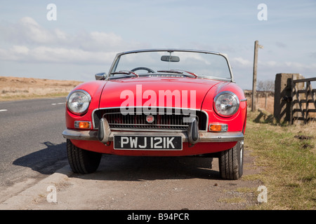 MGB Roadster Sportwagen in Rot mit der Haube unten, 1972 Modell Stockfoto