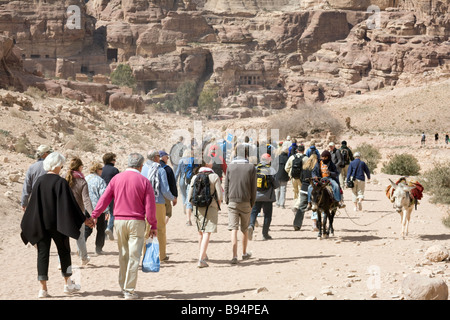 Eine große Gruppe Masse von westlichen Touristen wandern in Petra, Jordanien, Naher Osten Stockfoto