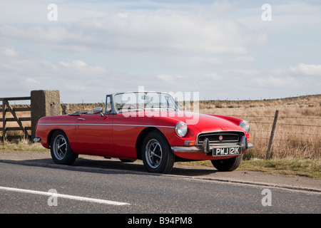 MGB Roadster Sportwagen in Rot mit der Haube unten, 1972 Modell Stockfoto