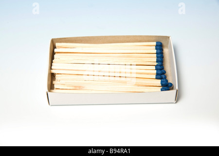 Schachtel Streichhölzer auf einem abgestuften blauen Studio-Hintergrund. Stockfoto