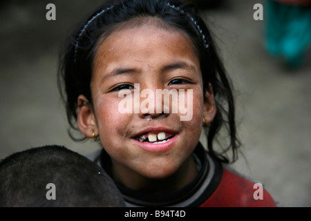 Annapurna-Nepal 19. März 2008 junge Nepali Mädchen necken Trekker für ein paar Kekse Stockfoto