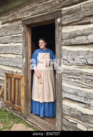 Texas-Dallas Heritage Village Leben Geschichte Museum Bauer s Frau Reenactor in Tür stehe Stockfoto