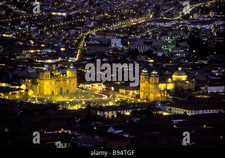 Luftaufnahme des Plaza de Armas in der Nacht, Cusco, Peru. Kathedrale auf dem linken, La Compañia de Jesus Kirche rechts. Stockfoto