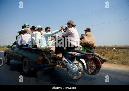 Männer und Motorräder Pack auf einem LKW fahren auf dem Weg von Phnom Penh nach Kompong Chhang Stockfoto