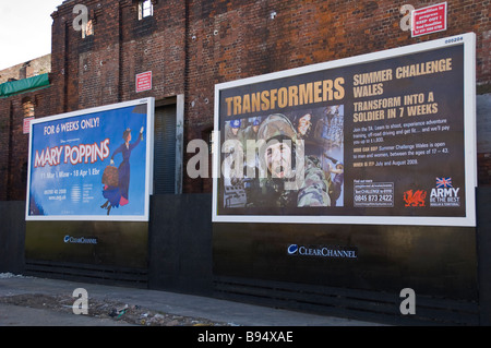 Werbetafeln auf verfallenes Gebäude in Newport South Wales UK Stockfoto
