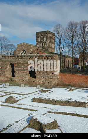 Jewry Wall, St.-Nikolaus-Kirche und die Ruinen der römischen Thermen, Leicester, East Midlands, England, UK Stockfoto