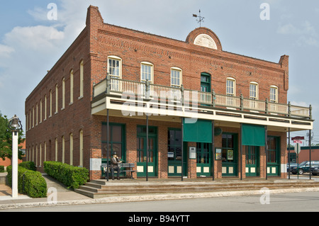 Grapevine Texas Innenstadt Skulptur sitzend auf Bank Bürgersteig Richter des Künstlers J Seward Johnson Jr. Stockfoto