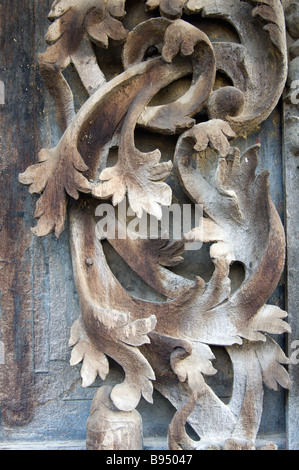 Geschnitzt aus Teakholz Figuren der buddhistischen Mythologie schmücken Türen Wände und Dächer Kloster Shwe In Bin Kyaung Mandalay Myanmar My Stockfoto