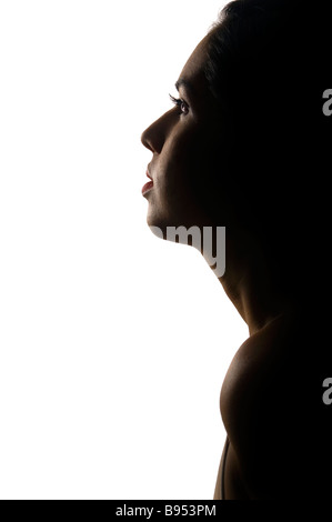 Silhouette Profil hispanische junge Erwachsenfrau auf weißem Hintergrund Stockfoto