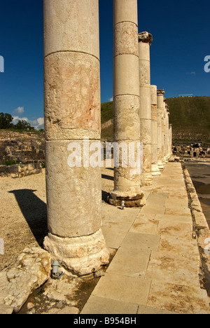 Marmor-Kolonnaden säumen Palladius Straße von antiken römischen Byzantinisch Periode Stadt erzählen Skythopolis mit großer im Hintergrund Stockfoto