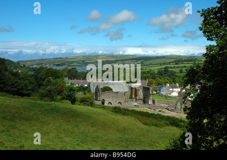 St. Dogmaels Abbey mit Fluss Teifi im Hintergrund Stockfoto