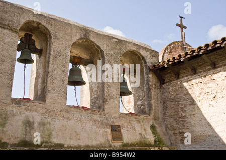 Drei Glocken und Holzkreuz, Mission San Juan Capistrano Stockfoto