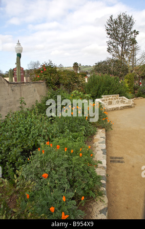 Gelände und Steinbank, Mission San Juan Capistrano Stockfoto