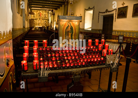 Votiv-Kerzen brennen in Pater Serra Kirche, Mission San Juan Capistrano Stockfoto