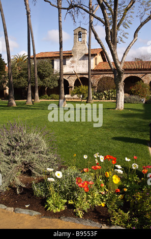 Kirche und Garten, Mission San Juan Capistrano Stockfoto