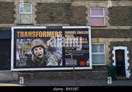 Werbung Plakatwand am Haus für territoriale Armee in Newport South Wales UK Stockfoto