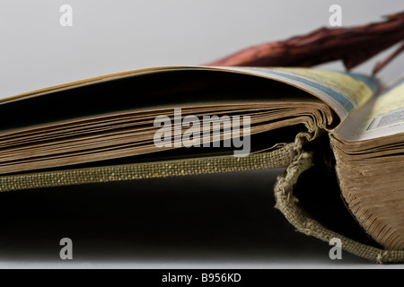 Ein alt und abgenutzt offenes Buch. Stockfoto